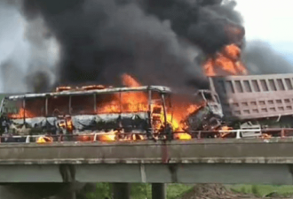 内蒙古大巴车货车相撞起火致6死31伤