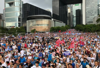 17万港人冒雨集会 站出来支持香港警察除暴安良