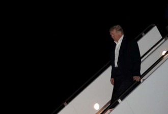 特朗普终于回国 深夜返白宫 一脸倦意