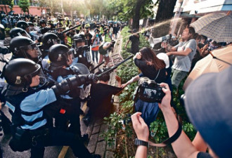 香港游行又曝警民激烈冲突 防暴警察连夜清场