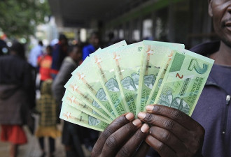 百亿面值钞票曾经贬如废纸 津巴布韦经济状况
