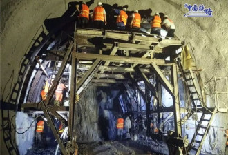 热到冰块降温 亚洲最长铁路隧道施工"水深火热"