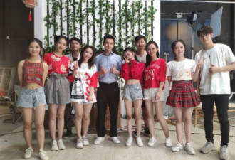 黄晓明破婚变传闻后心情大好 忙工作主动扶女伴
