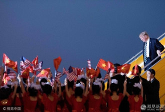 特朗普抵达河内 萌娃举两国国旗欢迎