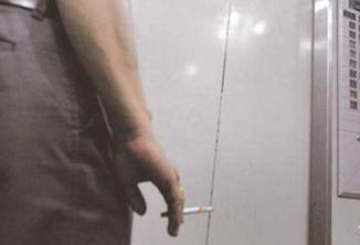 老人电梯抽烟被劝阻后猝死 家属向其索赔40万