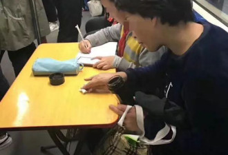 上海小学生地铁里自带桌板写作业 网友心酸