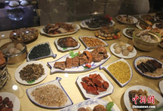 形象逼真!奇石爱好者用石头“烹饪”大餐