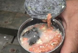 俄罗斯人挖到二战肉罐头：竟一人一口细细品尝
