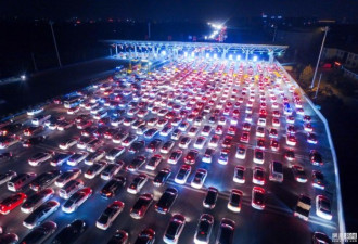 郑州高速口车辆排长龙 夜晚地面如银河战舰