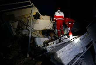 伊朗大地震死亡人数超400 近7000伤