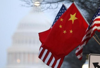 特朗普访华 北京长安街华灯挂起中美两国国旗