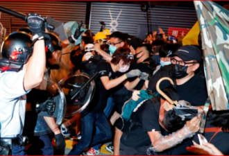 殴打群众、袭击记者、恫吓路人  香港警察疯了