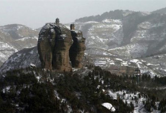 热帖：世界最牛双塔，建在深山神秘巨石之上