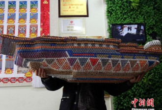 重庆男子用1.2万张废旧彩票叠出“航母”