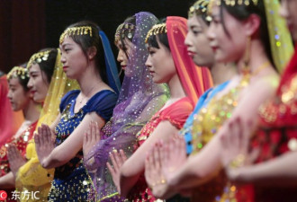 杭州美女学生赛礼仪 异国装束演绎风情万种