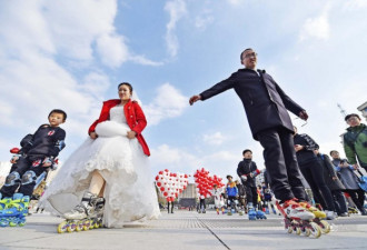“轮滑侠侣”办轮滑婚礼 百名轮滑爱好者送亲