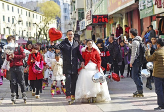 “轮滑侠侣”办轮滑婚礼 百名轮滑爱好者送亲