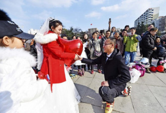 “轮滑侠侣”办轮滑婚礼 百名轮滑爱好者送亲