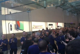 iPhone X正式在美发售 苹果CEO亲自开门迎客