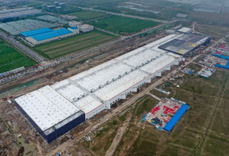 航拍上海特斯拉超级工厂，工厂结构已基本完工