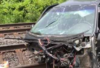 密西沙加GO火车和私家车相撞 汽车被撞到报废