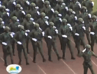 卢旺达de 阅兵采用了中式操典：向右看，一，二