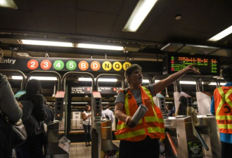纽约男子乘地铁睡过头 被工作人员粗暴踹倒拖出