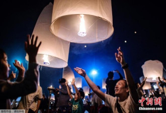 泰国清迈庆祝水灯节 游客共赏“万人天灯”