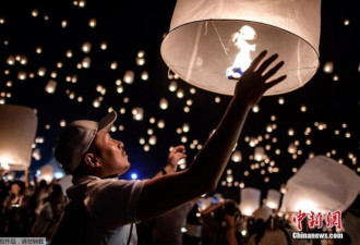 泰国清迈庆祝水灯节 游客共赏“万人天灯”
