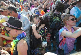 澳洲同性婚姻公投超6成支持 数万同性情侣庆祝