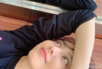佟丽娅深夜晒自拍照 露纤细小蛮腰满屏少女风