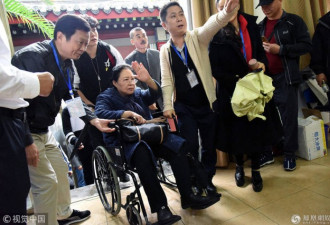 67岁斯琴高娃近照曝光:坐轮椅一群人开道