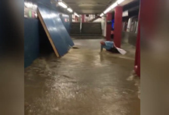 纽约地铁又成“水帘洞” 有人差点被水冲下铁轨