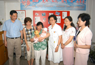 华裔女孩回国谢救命医生 出生后曾因心脏病遭弃