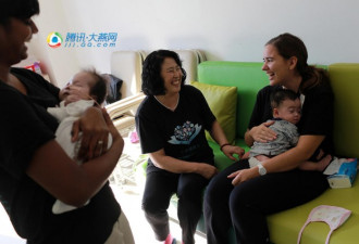 21岁美国女孩和北京大妈一起照顾中国弃婴