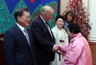 特朗普在韩出席晚宴 拥抱前慰安妇奶奶