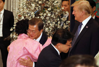 特朗普在韩出席晚宴 拥抱前慰安妇奶奶