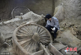 河南古墓出土巨型“豪车” 已埋地下2千多年