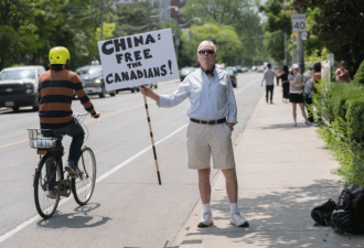 加拿大退休教师成独行侠，中领馆前孤身抗议