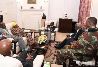 政治巨变后，穆加贝与军方人员见面