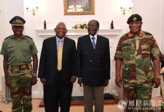 政治巨变后，穆加贝与军方人员见面
