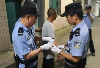 男子火车上裸睡被拘！乘客：他上来就脱了个光