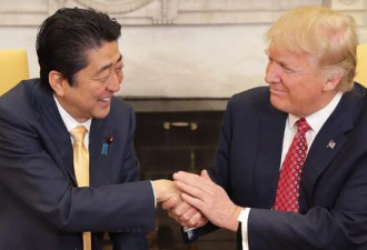 63岁的安倍 经历了人生中最尴尬三秒钟