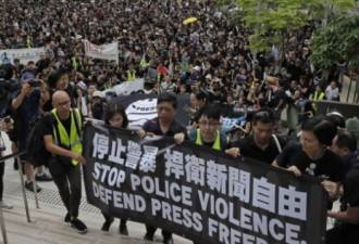 香港新闻界发起停止警暴、捍卫新闻自由大游行