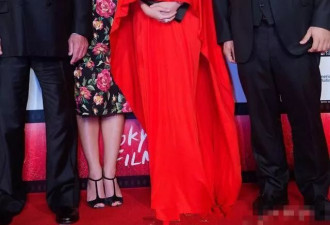 赵薇电影节只会穿红裙，36岁范冰冰百变姿态