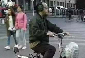 王菲前夫窦唯现身街头 蓬头垢面骑电单车
