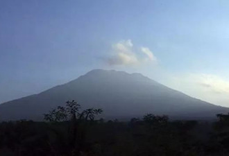 印尼提高巴厘岛火山警报至最高级别 机场关闭