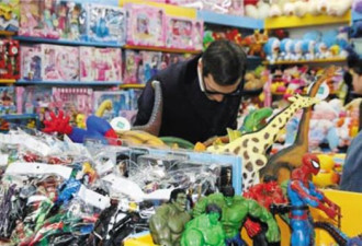 川普女婿在北京山寨货市场买了许多玩具