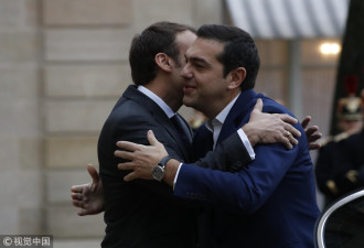 马克龙会晤希腊总理 暧昧轻抚对方脸蛋