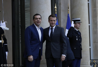 马克龙会晤希腊总理 暧昧轻抚对方脸蛋